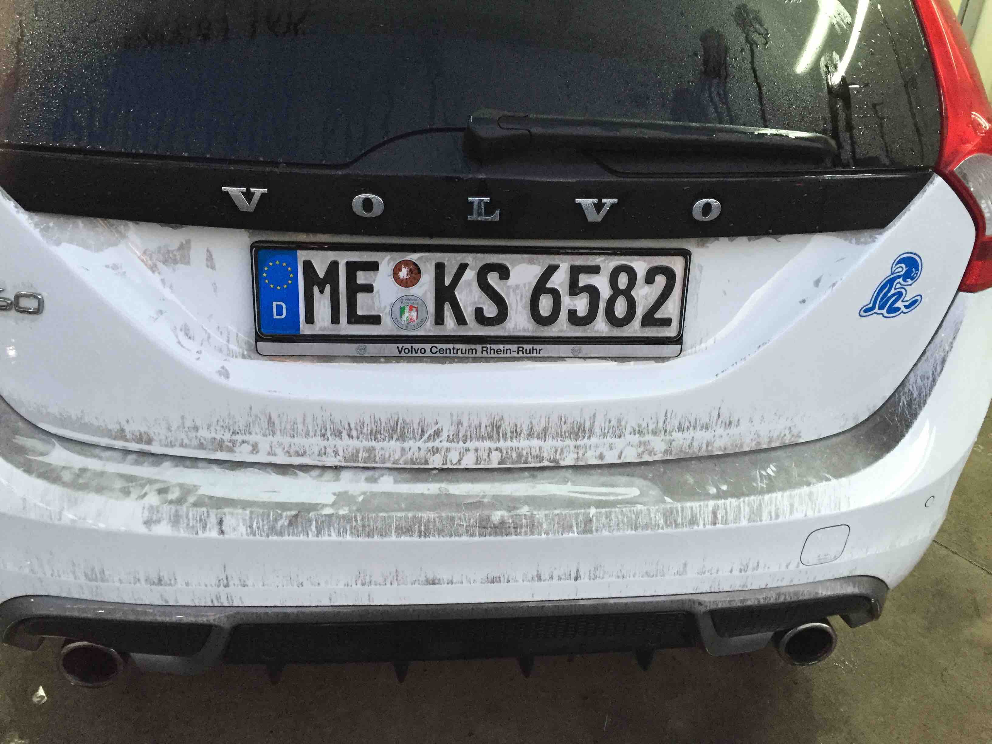 Ein ordentlicher Fauxpas ist mir nach meiner Ankunft passiert. Beim Saubermachen hab ich direkt mal die Plaketten mit dem Hochdruckreiniger geschrottet... :-D