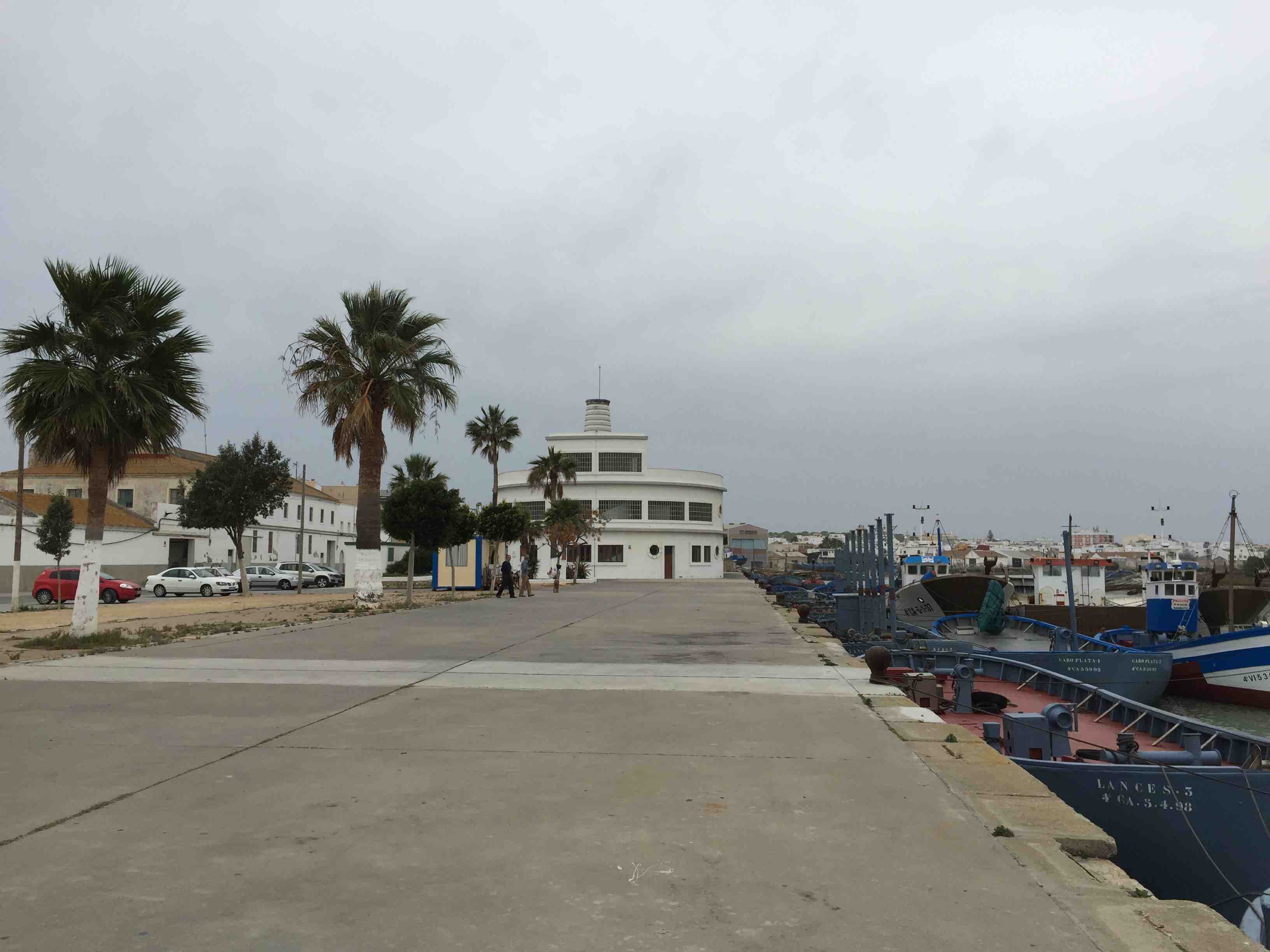 Die Almadraba von Barbate ist weltber&uuml;hmt. Der traditionelle Fischfang wird vor allem im Fr&uuml;hling bis Sommer betrieben. Die Boote sind speziell daf&uuml;r gemacht. Die alte Markthalle wurde renoviert und ist nun ein Kulturzentrum.