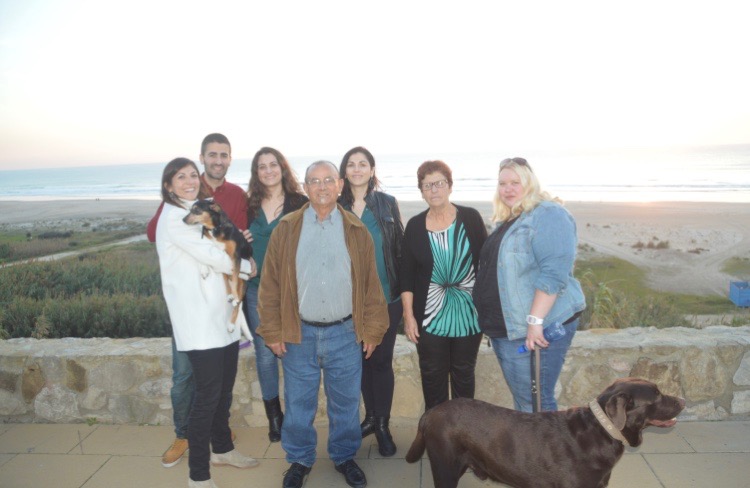 Au&szlig;er unseren M&auml;nnern und Kindern sind alle versammelt oberhalb des Playas