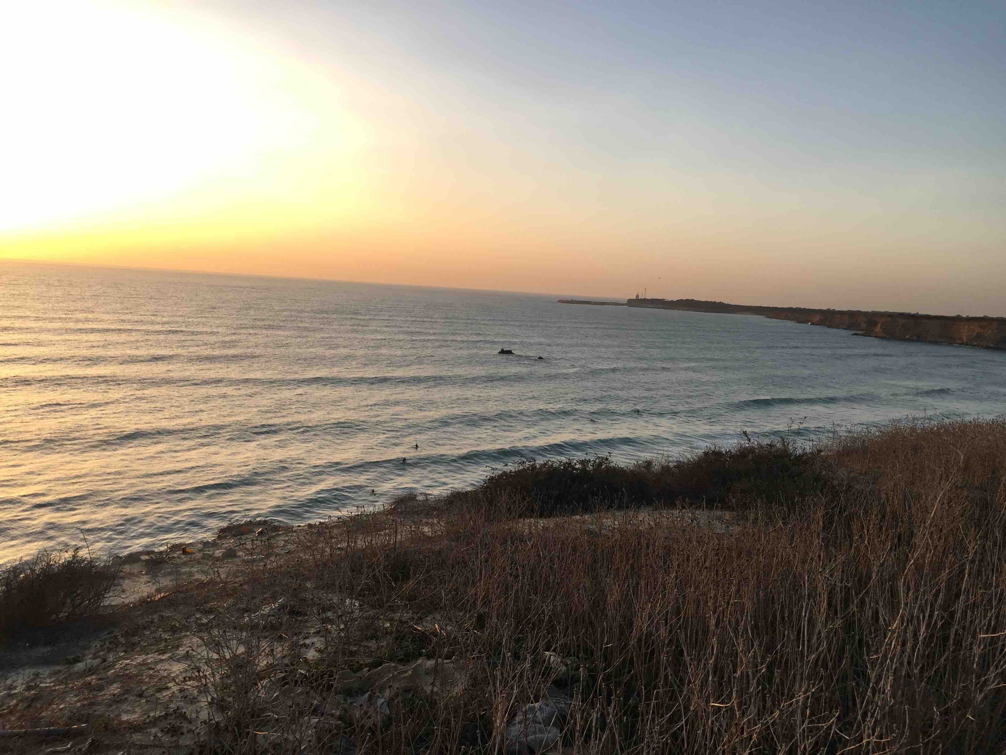 Wer genau hinsieht, entdeckt ein paar Surfer im Wasser. Das ist eine Bucht in Fuente de Gallo