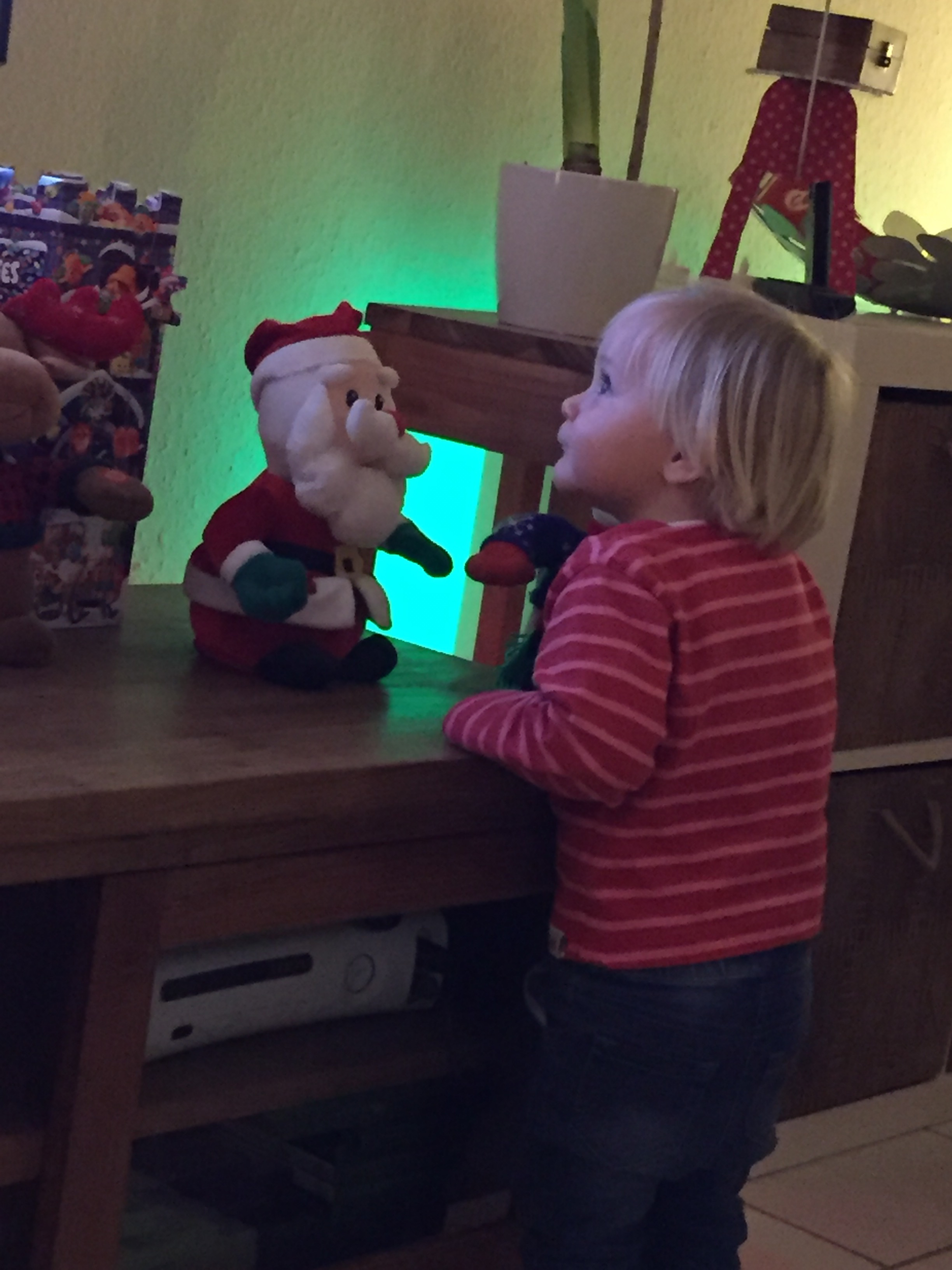 Das w&uuml;rde meine Mutter freuen: Auch Charly hat mega Spa&szlig; an dem singenden Weihnachtschor Elch, Schneemann und Weihnachtsmann. Vor allem der Schneemann hat es ihr angetan: Die Nase kitzelt so sch&ouml;n...