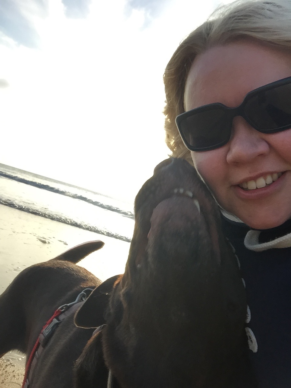 Ben ist &uuml;bergl&uuml;cklich am Playa de la Fontanilla - ganz wie sein Frauchen