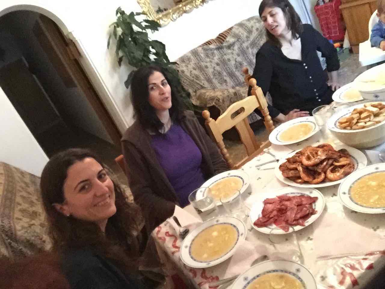 Toni, Papa und Brigitte und der voll gedeckte Tisch