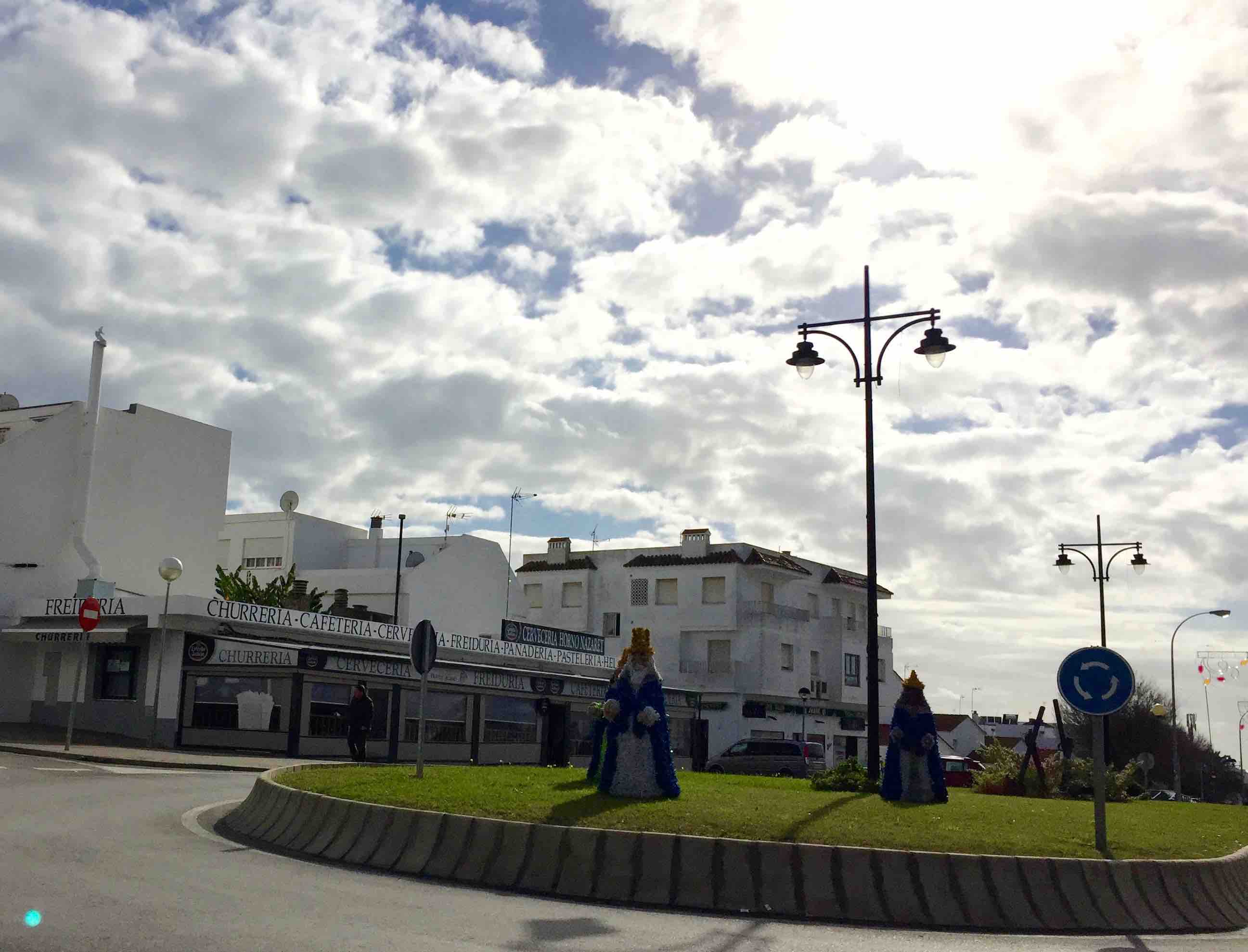 Die drei heiligen K&ouml;nige sind viel pr&auml;senter im Stadtbild als andere Weihnachtssymbole. Weihnachtsm&auml;nner gibt es hier fast gar nicht.